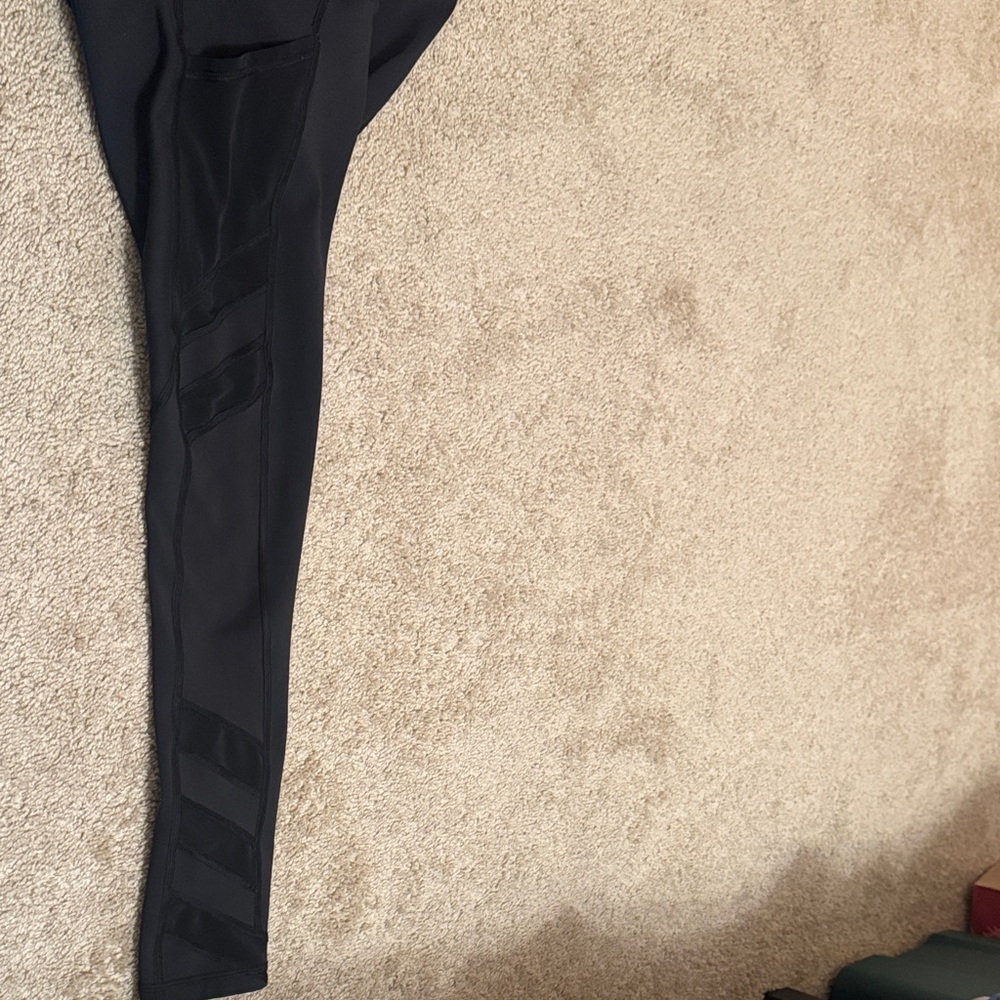 Athleta High-Waisted mesh side Leggings - Picture 7 of 9